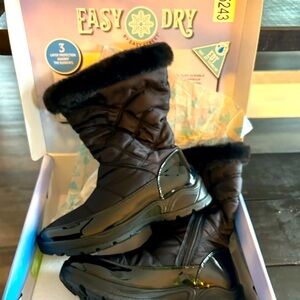 Easy dry women’s winter boots. Size 6